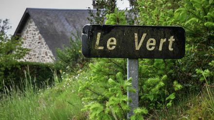 Schild an einem Wald in der Nähe des Ortes Meymac: Die Behörden wollen hier nach dem Massengrab suchen. 