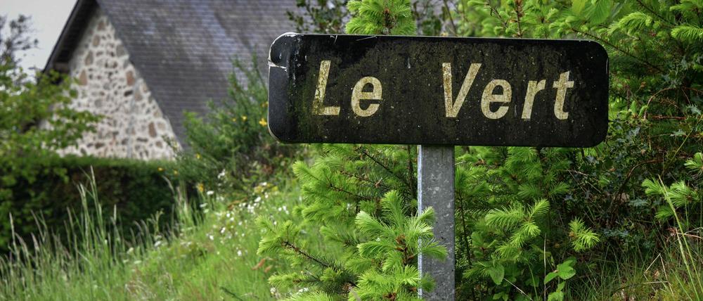 Schild an einem Wald in der Nähe des Ortes Meymac: Die Behörden wollen hier nach dem Massengrab suchen. 