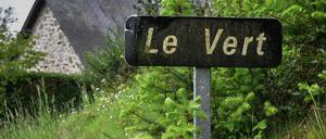 Schild an einem Wald in der Nähe des Ortes Meymac: Die Behörden wollen hier nach dem Massengrab suchen.