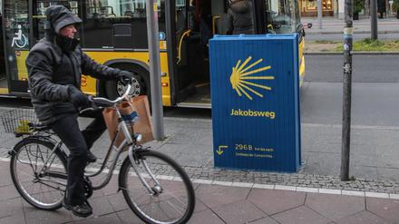 In Hellersdorf weist ein bemalter Stromkasten wie hier am Potsdamer Platz den Weg zum Jakobsweg.