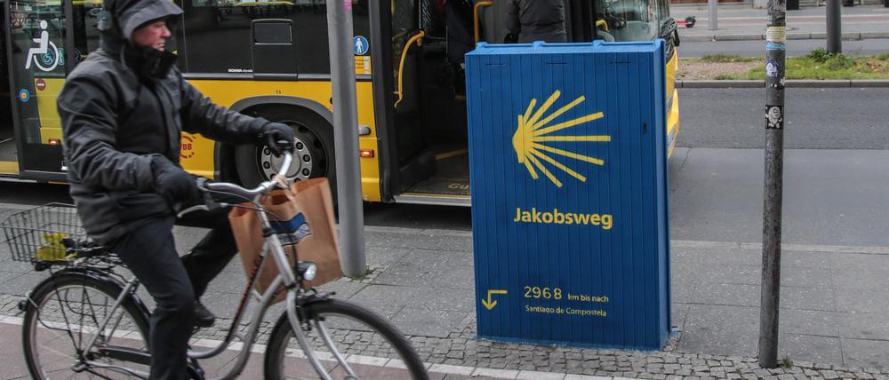 In Hellersdorf weist ein bemalter Stromkasten wie hier am Potsdamer Platz den Weg zum Jakobsweg.