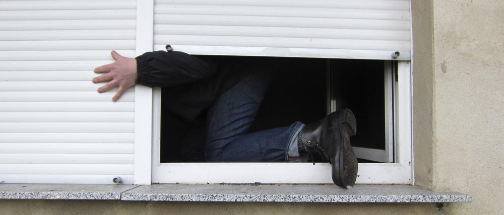 Achtung Einbrecher! Wer auf Nummer sicher gehen will, installiert eine Alarmanlage. Doch nicht jedes System hilft auch. Entscheidend ist die Verbindung zu einer Leitstelle.