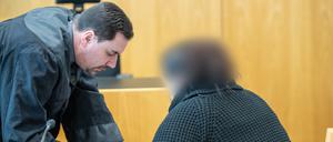 Rechtsanwalt Andreas Boukai spricht an einem Prozesstag im April im Landgericht Augsburg mit seiner Mandantin.