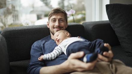 Junge Männer wollen ihre Vaterrolle anders handhaben, als sie es aus ihrer eigenen Kindheit kannten.