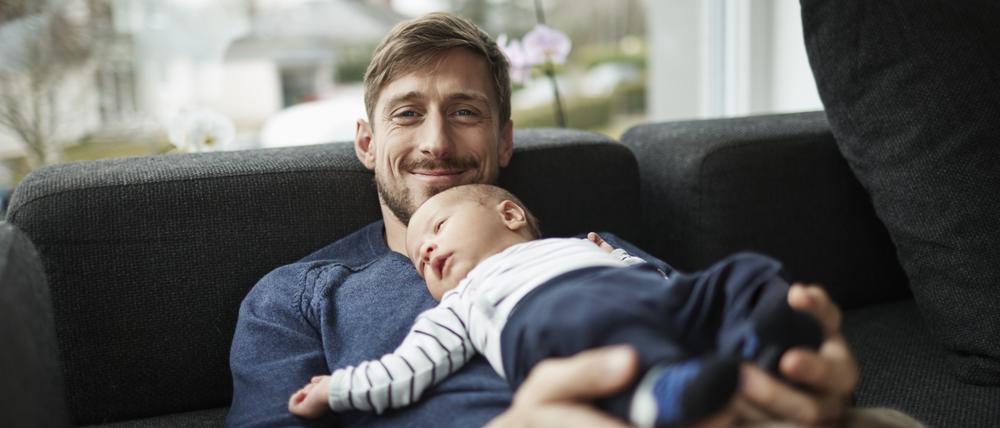 Junge Männer wollen ihre Vaterrolle anders handhaben, als sie es aus ihrer eigenen Kindheit kannten.