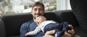 Junge Männer wollen ihre Vaterrolle anders handhaben, als sie es aus ihrer eigenen Kindheit kannten.