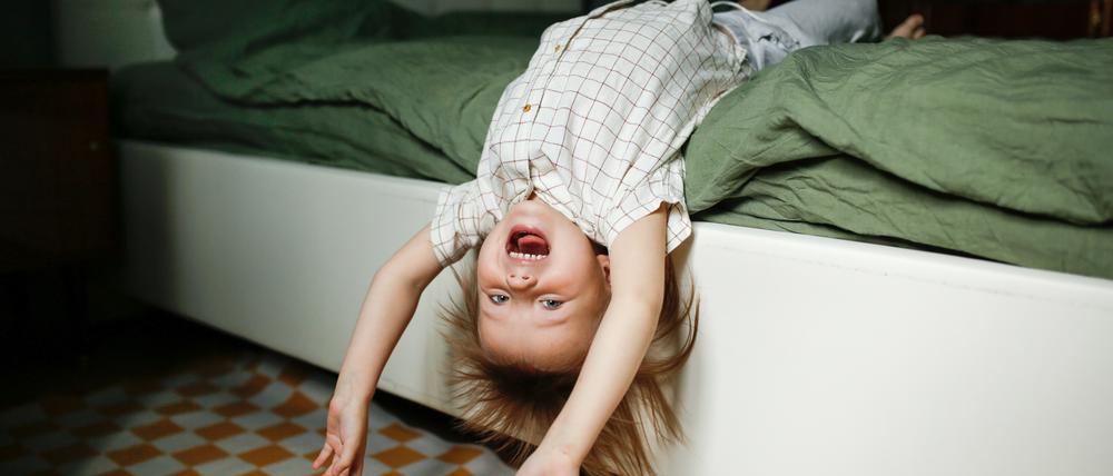 Mama hat Feierabend? Mir egal! Wenn Kinder abends partout nicht müde werden, brauchen Eltern viel Geduld.