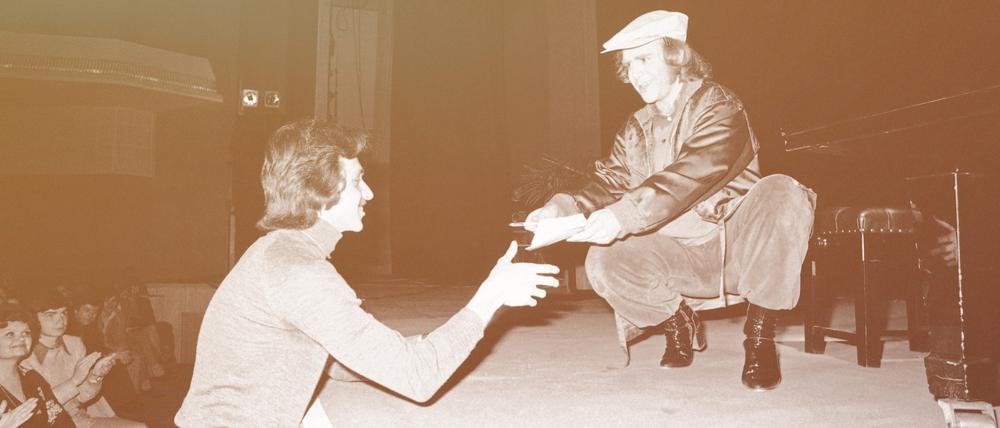 Elton John gibt nach dem Auftritt am 21. Mai 1979 in Leningrad einem Fan ein Autogramm.
