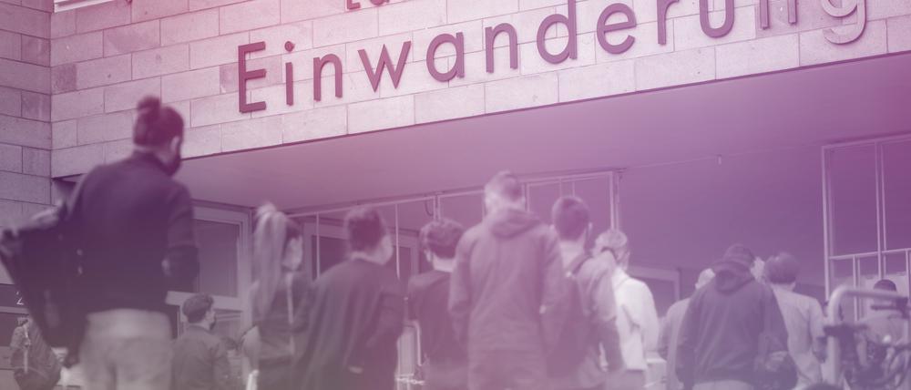 Es kommen viele an: Wartende Menschen stehen vor dem Landesamt für Einwanderung in Berlin (Aufnahme aus dem Jahr 2020).