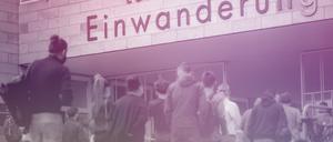 Es kommen viele an: Wartende Menschen stehen vor dem Landesamt für Einwanderung in Berlin (Aufnahme aus dem Jahr 2020).