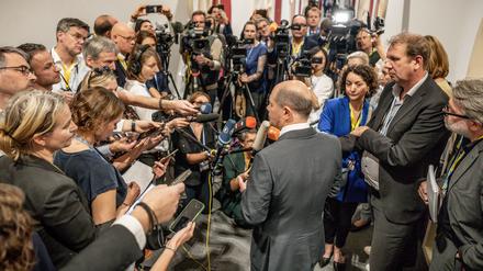 Bundeskanzler Olaf Scholz (SPD), umgeben von Reportern bei der UN-Weltklimakonferenz.