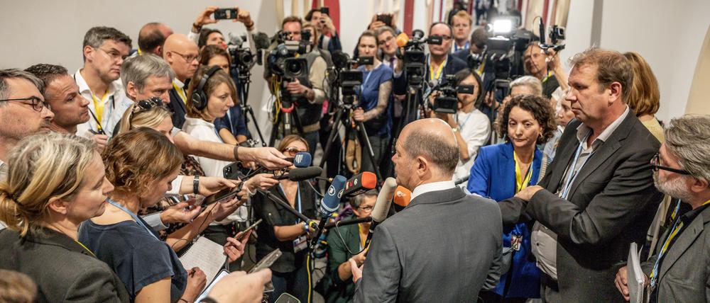 Bundeskanzler Olaf Scholz (SPD), umgeben von Reportern bei der UN-Weltklimakonferenz.