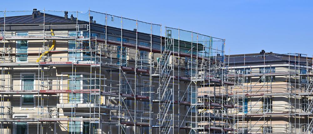 ARCHIV - 09.02.2023, Brandenburg, Potsdam: Der Rohbau von Wohnhäusern im Zentrum der Stadt. Die Zahl der Baugenehmigungen in Deutschland ist im März so stark gesunken wie seit 16 Jahren nicht mehr. Foto: Patrick Pleul/dpa +++ dpa-Bildfunk +++