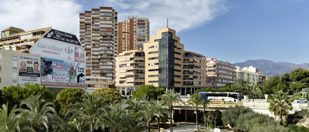 Hochhäuser in einer spanischen Stadt.