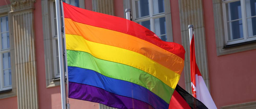 Eine Regenbogenfahne.