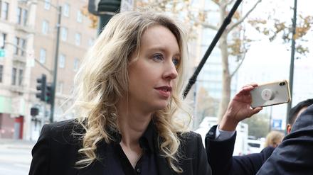 Elizabeth Holmes hatte finanzkräftige Investoren und prominente Unterstützer für ihr Unternehmen gewonnen.