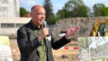 Roland Sillmann bei einer Grundsteinlegung der Wista. Heute besteht sein Job vor allem aus kommunizieren und motivieren. 