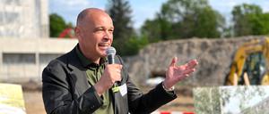 Roland Sillmann bei einer Grundsteinlegung der Wista. Heute besteht sein Job vor allem aus kommunizieren und motivieren. 