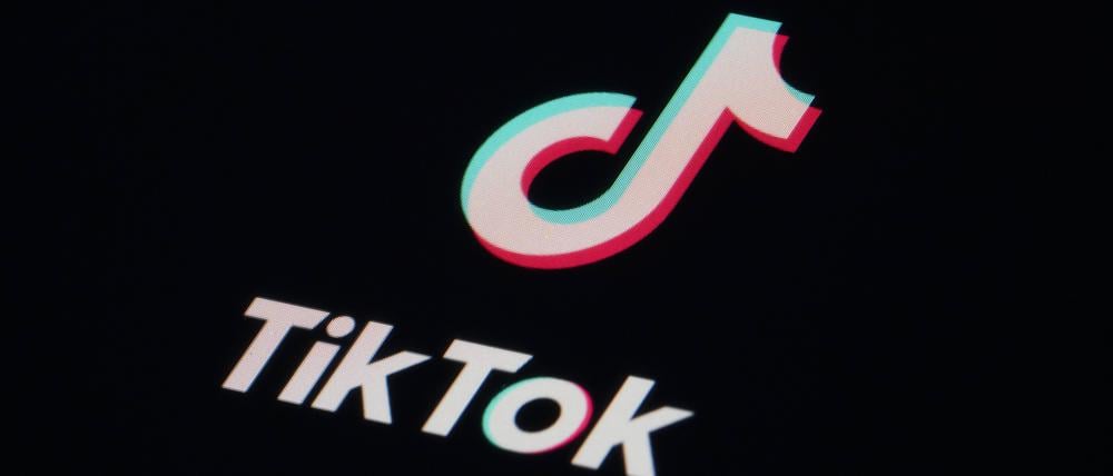 Das Symbol für die Video-Sharing-App TikTok ist auf einem Smartphone zu sehen.