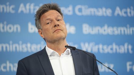 Robert Habeck spricht bei einer Pressekonferenz. 