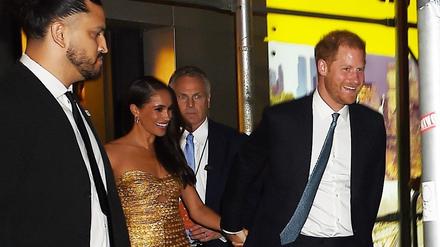 Harry und Meghan verlassen den Women of Vision Awards am Ziegfeld Theater in New York. 