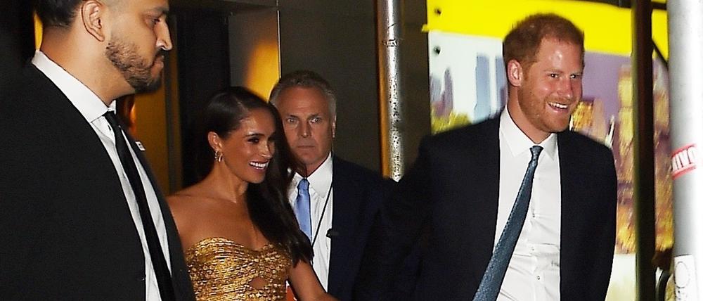 Harry und Meghan verlassen den Women of Vision Awards am Ziegfeld Theater in New York. 