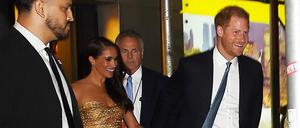 Harry und Meghan verlassen den Women of Vision Awards am Ziegfeld Theater in New York. 