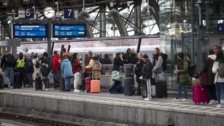 Fällt der Zug aus oder ist er stark verspätet, haben betroffene Fahrgäste bestimmte Rechte gegenüber dem Bahnunternehmen (Symbolbild).