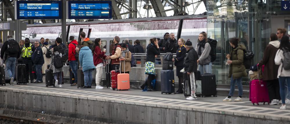 Fällt der Zug aus oder ist er stark verspätet, haben betroffene Fahrgäste bestimmte Rechte gegenüber dem Bahnunternehmen (Symbolbild).