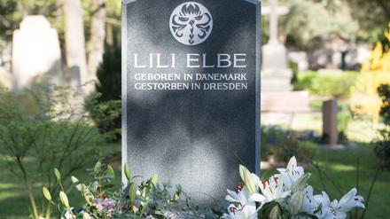 Der Grabstein der Malerin Lili Elbe auf dem Trinitatisfriedhof in Dresden, wo Lili Elbe 1931 starb.