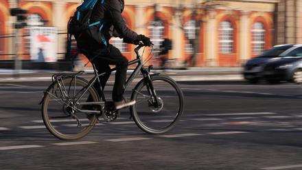 Zwei Radfahrer sind verletzt worden.