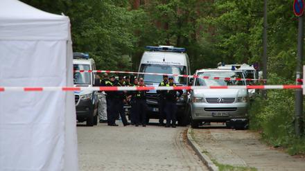Polizisten sichern den Tatort ab. In unmittelbarer Nähe wurde in den Mittagsstunden ein Mann von einem bislang Unbekannten erschossen. Der Tatverdächtige befindet sich auf der Flucht.