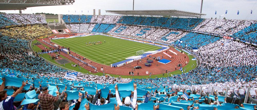 Die Hertha-Fans verwandeln das Olympiastadion im Jahr 2000 in ein blau-weißes Meer.
