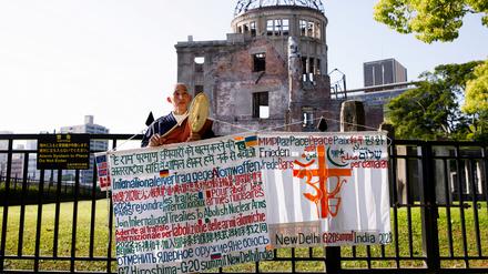 Ein buddhistischer Mönch protestiert anlässlich des G7-Gipfels vor dem Friedenspark in Hiroshima.