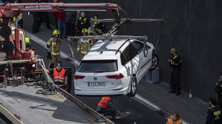 Ein Abschleppwagen transportiert auf der Autobahn 100 einen Wagen ab, unter dem sich ein Aktivist der Gruppe Letzte Generation auf die Fahrbahn geklebt hatte. 