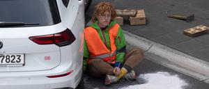 Eine Aktivistin der Gruppe Letzte Generation hat sich auf der Autobahn A100 in der Nähe der Ausfahrt Kurfürstendamm unter einem Auto auf die Fahrbahn geklebt.