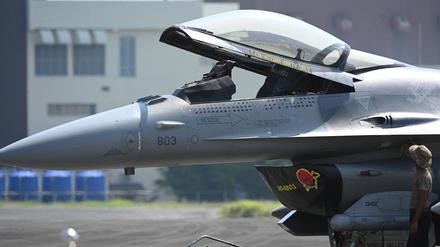 Ein F-16-Kampfjet,