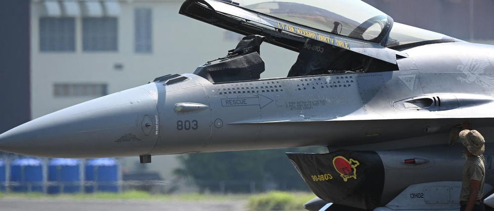 Ein F-16-Kampfjet,
