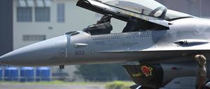 Ein F-16-Kampfjet,