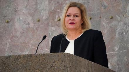 Bundesinnenministerin Nancy Faeser will arbeitende Migranten schneller einbürgern.