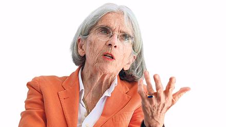Die Schriftstellerin Donna Leon im Interview auf einem Boot. Foto: Klaer