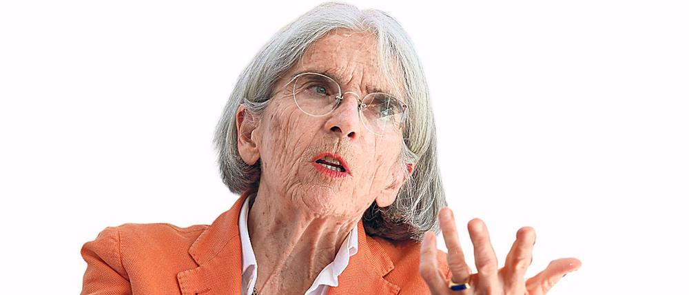 Die Schriftstellerin Donna Leon im Interview auf einem Boot. Foto: Klaer