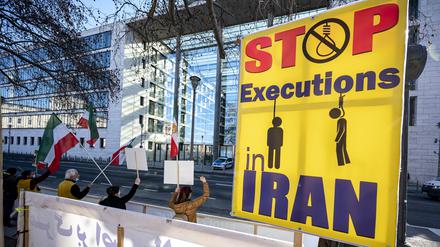 Im Iran sind drei weitere Demonstranten nach umstrittenen Prozessen hingerichtet worden (Symbolbild).