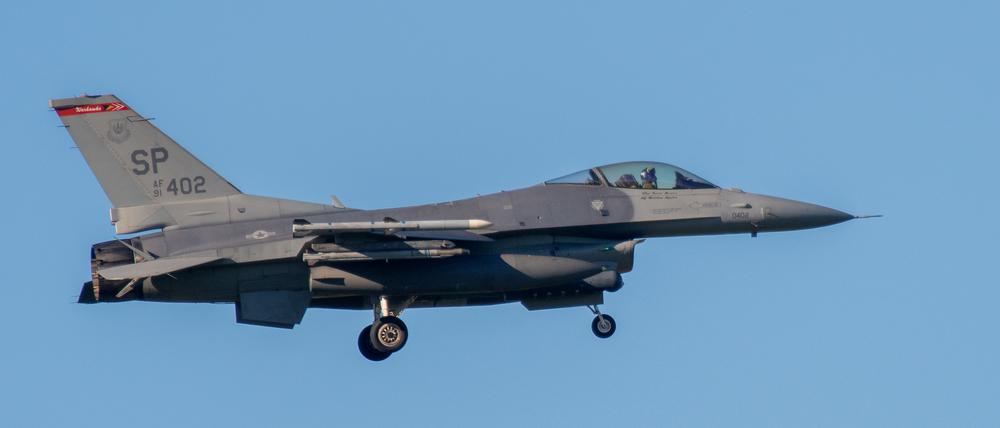 Ein Kampfflugzeug vom Typ F-16 Fighting Falcon hat zum Landen auf dem US-Militärflugplatz Spangdahlem das Fahrwerk ausgefahren.