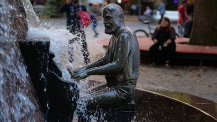 Brunnen -Tanz auf dem Vulkan- der Kuenstlerin Ludmila Seefried-MatÄ›jkova auf dem Nettelbeckplatz in Berlin-Wedding *** Fountain Dance on the volcano of the artist Ludmila Seefried MatÄ\u003e jkova on the Nettelbeckplatz in Berlin Wedding  