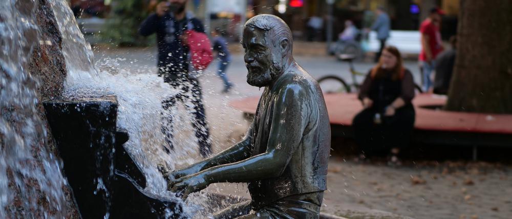 Brunnen -Tanz auf dem Vulkan- der Kuenstlerin Ludmila Seefried-MatÄ›jkova auf dem Nettelbeckplatz in Berlin-Wedding *** Fountain Dance on the volcano of the artist Ludmila Seefried MatÄ\u003e jkova on the Nettelbeckplatz in Berlin Wedding  