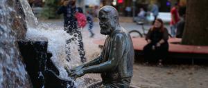 Brunnen -Tanz auf dem Vulkan- der Kuenstlerin Ludmila Seefried-MatÄ›jkova auf dem Nettelbeckplatz in Berlin-Wedding *** Fountain Dance on the volcano of the artist Ludmila Seefried MatÄ\u003e jkova on the Nettelbeckplatz in Berlin Wedding