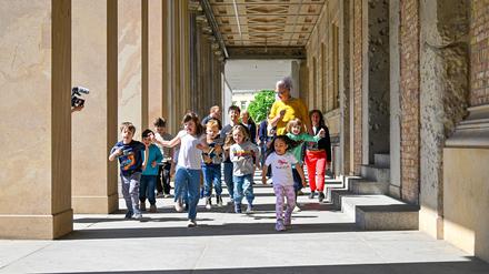 Kita-Kinder auf dem Weg in die Alte Nationalgalerie.