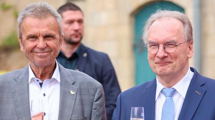 Auch das kann Reiner Haseloff (rechts): die „Erlebniswelt“ bei Rotkäppchen eröffnen. 