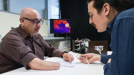 Ein „MiniTouch“-System kann bei unterarmamputierten Menschen die Wahrnehmung von Temperatur an der Stelle der fehlenden Hand ermöglichen.
